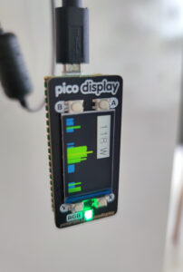 ein kleines Display mit farbiger LED